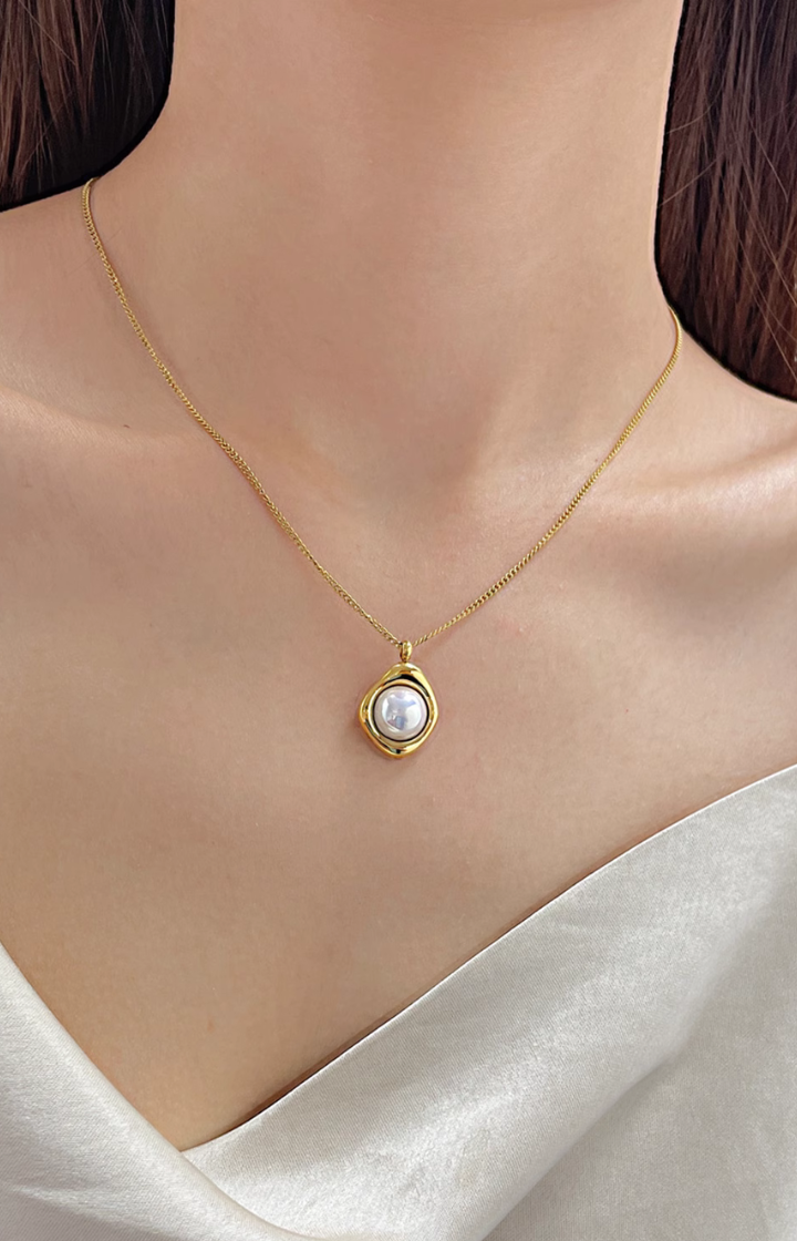 Aerith Resting Pearl Pendant Chain Necklace in Gold