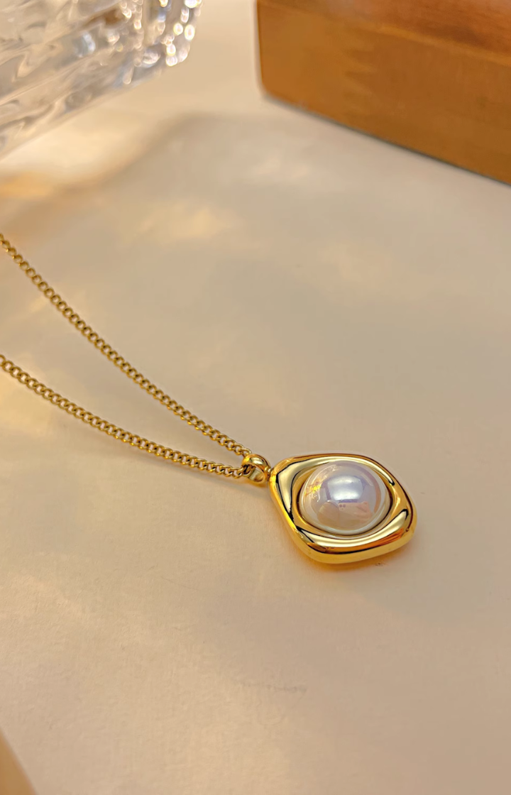 Aerith Resting Pearl Pendant Chain Necklace in Gold