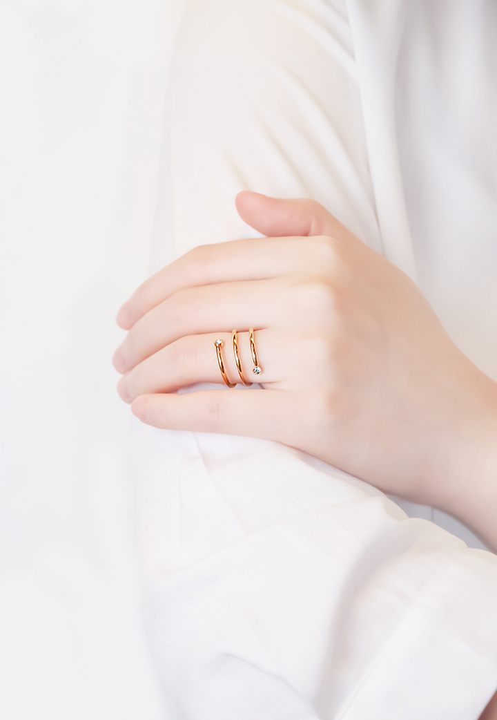 Hebe Spiral Wire Adjustable Ring in Gold