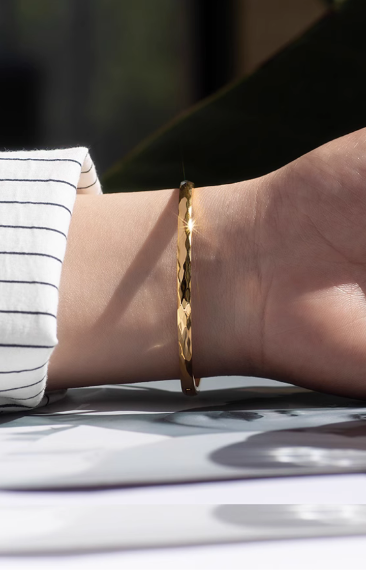 Luxe Engravable Bangle in Gold