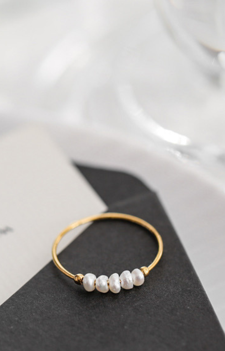 Perlettes Mini Uneven Pearl Pendant Band Ring in Gold