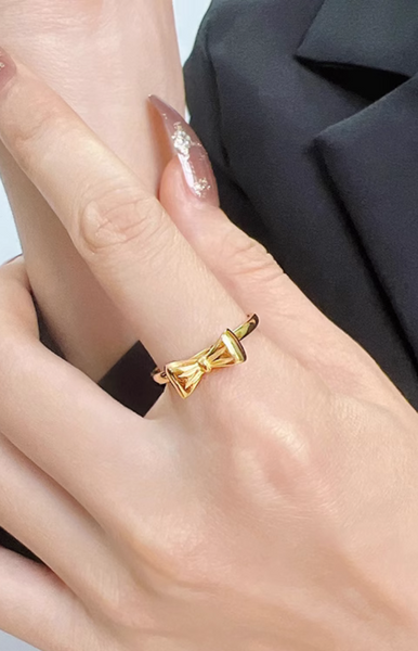 Ruby Elegance Ribbon Band Ring in Gold