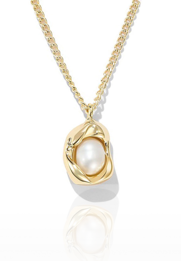 Louie Golden Nest Pearl Pendant with Chain Necklace in Gold