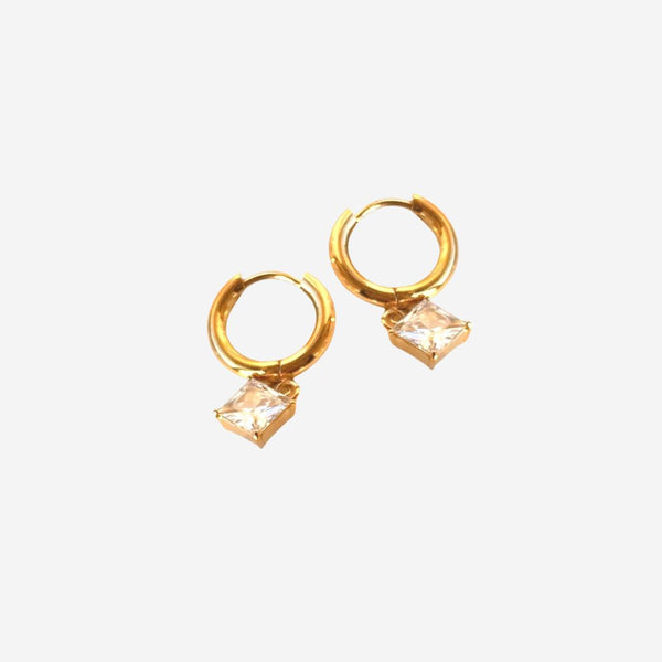 จี้ Elea ประดับเพชรลูกบาศก์เซอร์โคเนียสีขาวประกายบนต่างหู Huggie Hoop สีทอง 