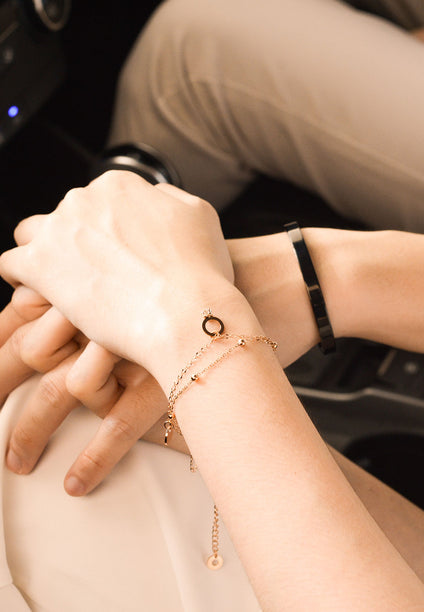 多层链式手链上的结婚戒指饰品和爱心标签吊饰